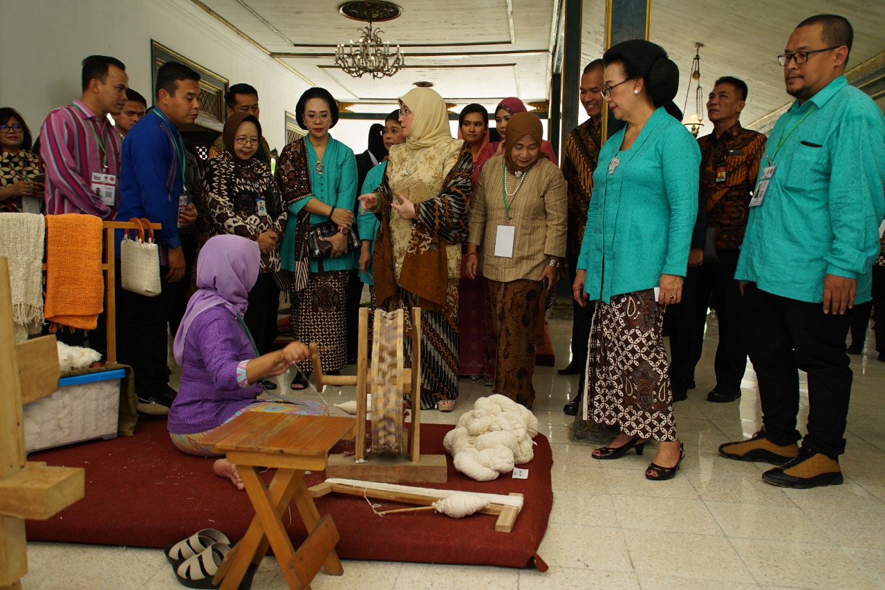 Permaisuri Malaysia Kagumi Songket Khas Sumba Timur GenPI.co
